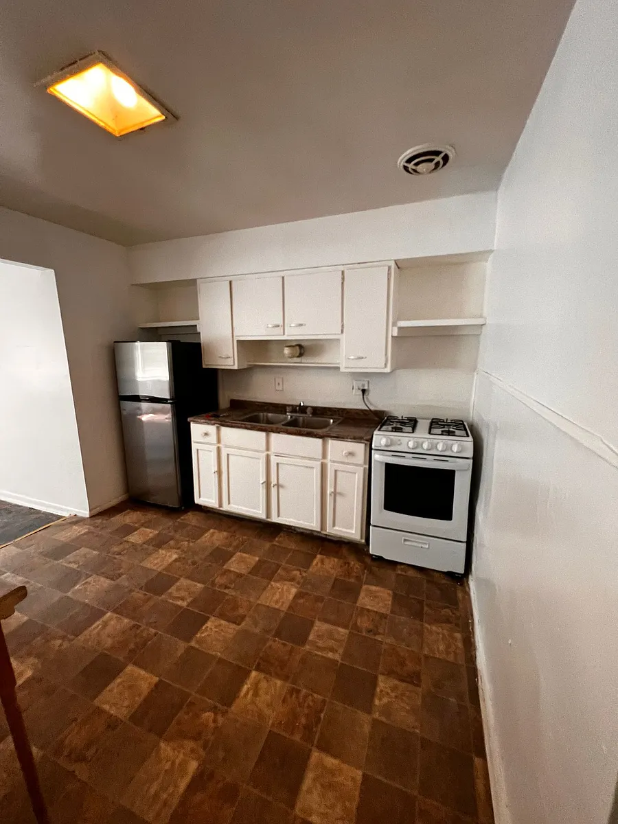 Building Photo - 128 Clinton Springs Ave #2