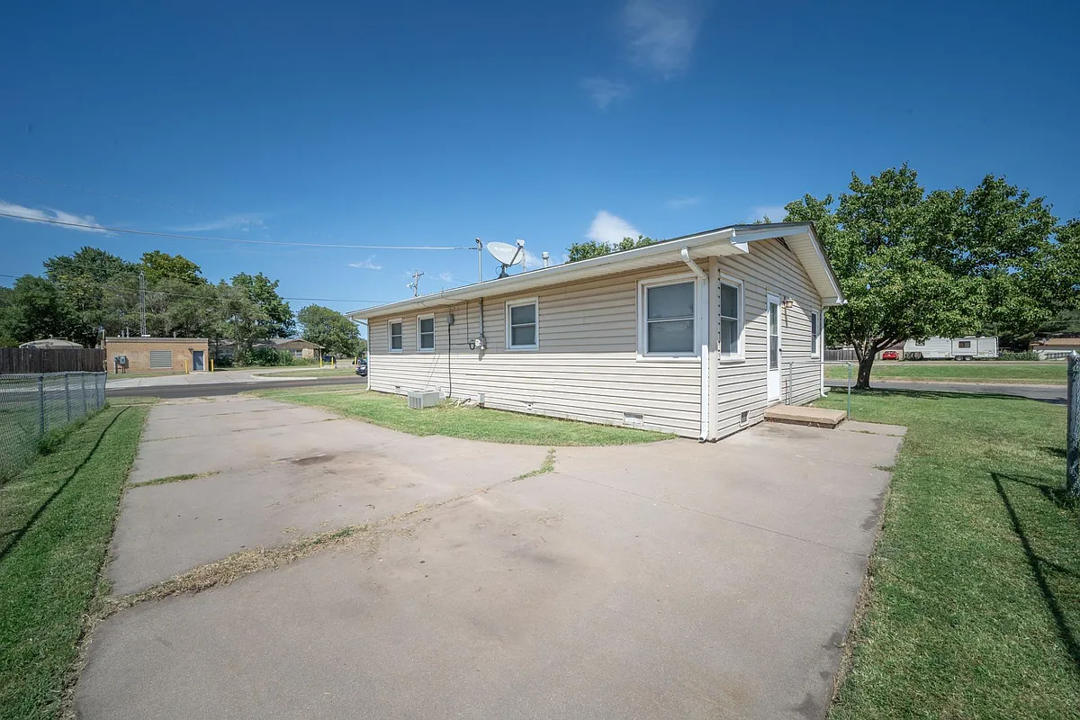 Building Photo - 3203 S Glenn Ave