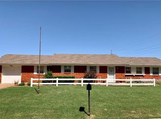 209 Elmhurst Dr, Chickasha, OK 73018