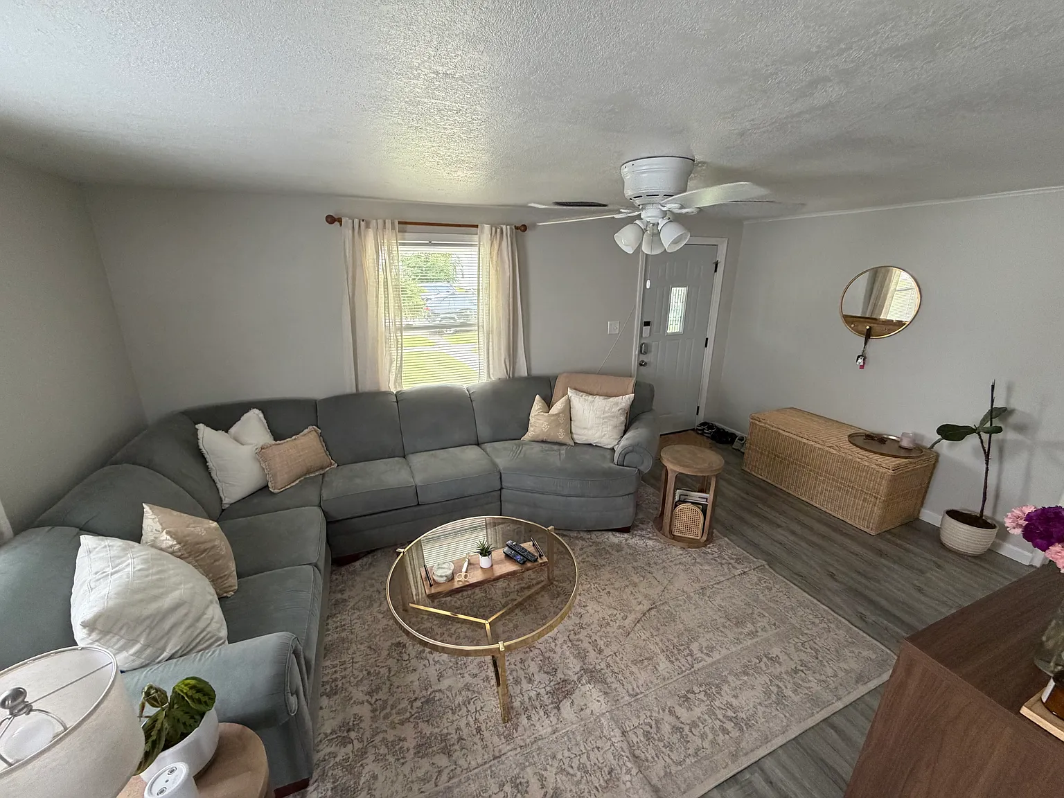 3 bed, 840 sqft, $1,300 — Photo 3