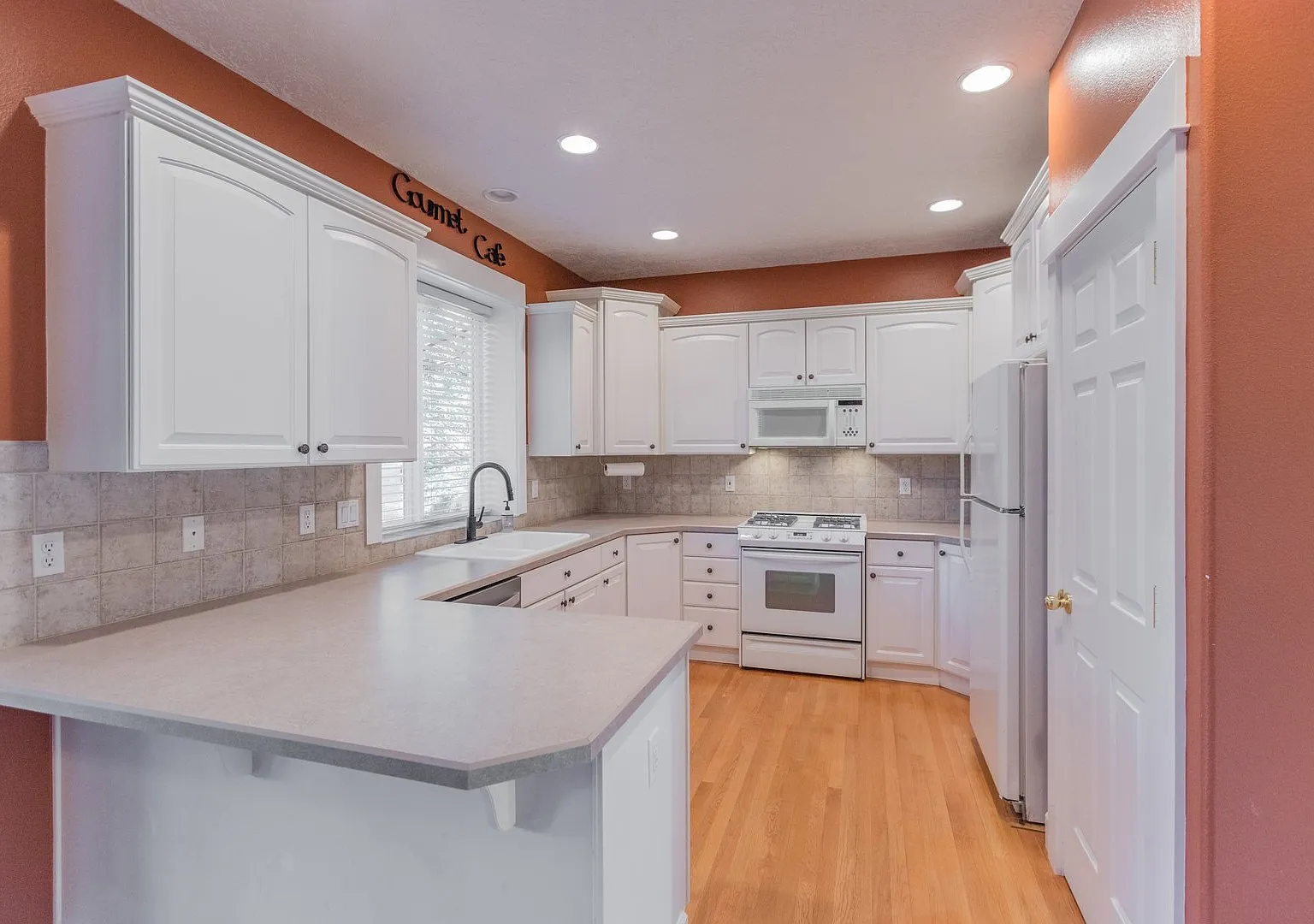 Beautiful 4 Bedroom home in Cascade Crest Available Now !! — Photo 4