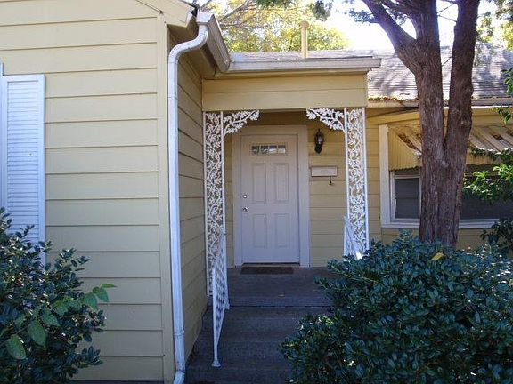 3rd image of 406 W Ave E