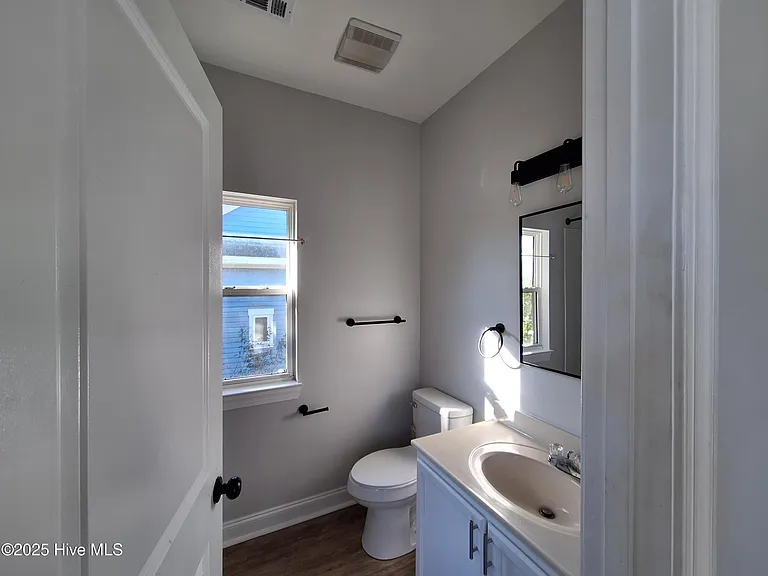 933 S 8th St — Photo 14