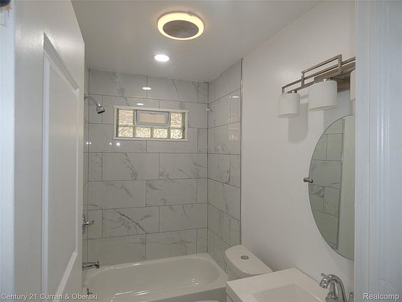 5th image of 15835 Evergreen Rd