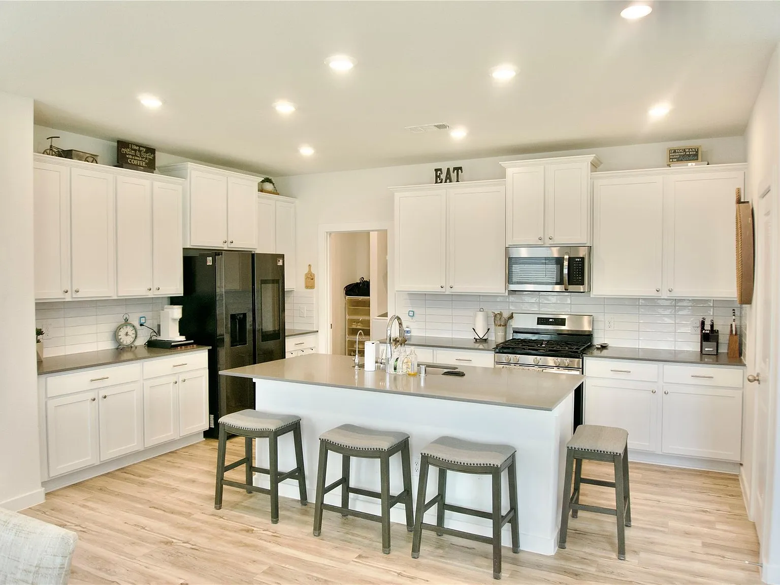4 bed, 2.5 bath, 2452 sqft, $2,800 — Photo 4