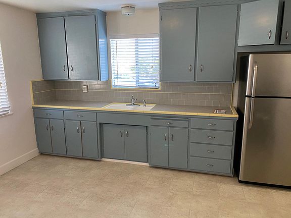4th image of 852 Lewis Ave