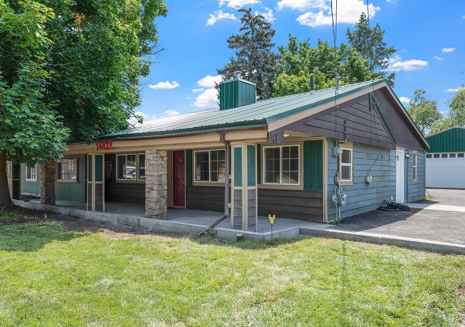 3 Bed 2.5 Bath Fully Furnished Single Level Rancher With Fenced Yard & Commercial 40x30 Shop Incl... — Photo 1
