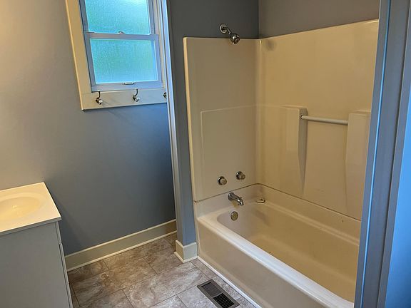 4th image of 1020 Clinton Ave
