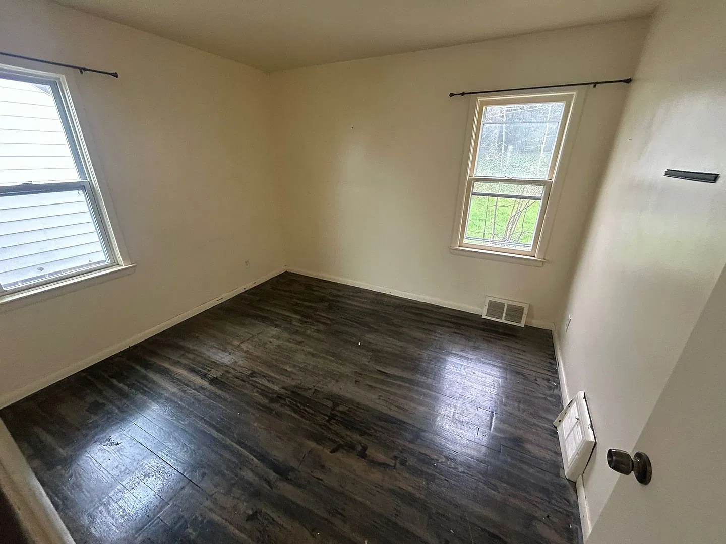 3 Bed 1 Bath Single Family Home In Garfield Heights! — Photo 3