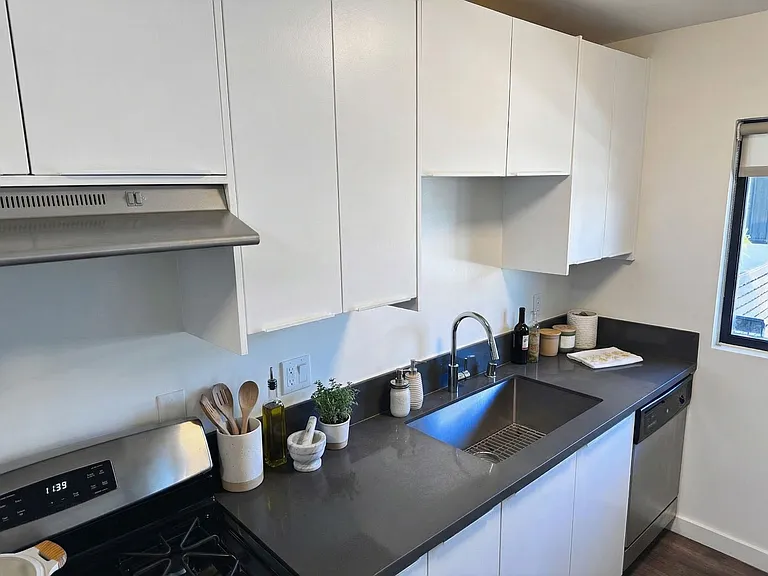 1330 N Martel Ave — Photo 4