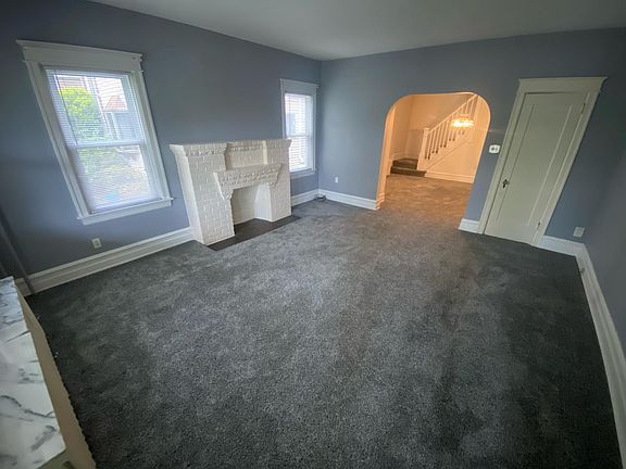 4th image of 2221 W Washington St