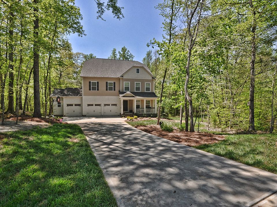 Spacious Front Yard