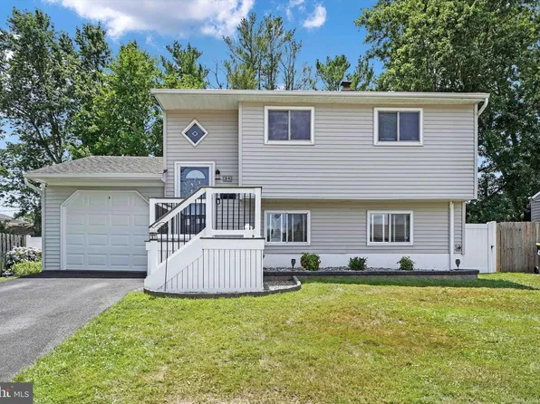 24 Auburn Dr, New Castle, DE 19720