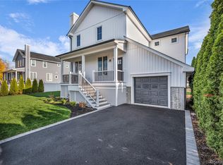 2437 Archer St, Seaford, NY 11783