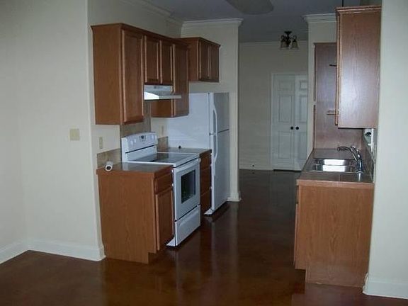 2nd image of 511 Young St