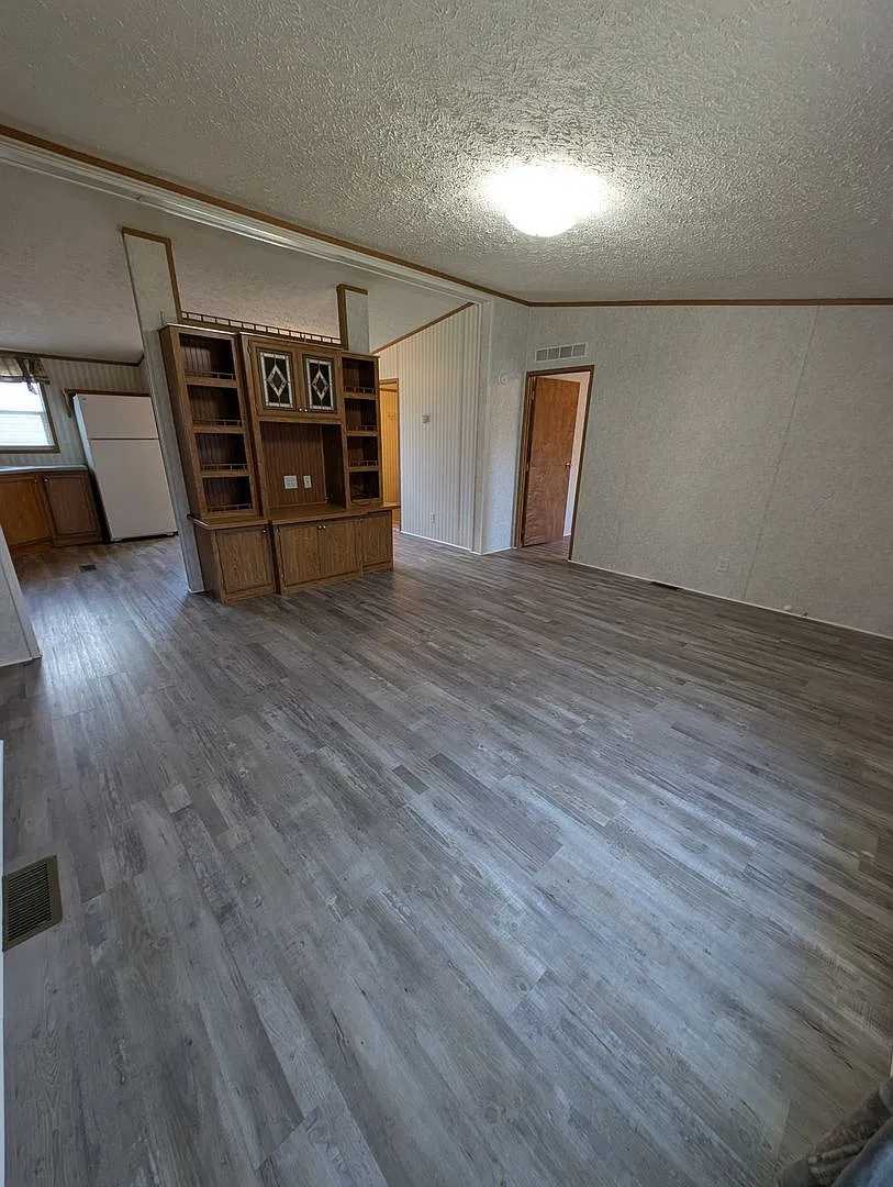 Centrally Located 3 BD 2 BA Modular Home — Photo 3