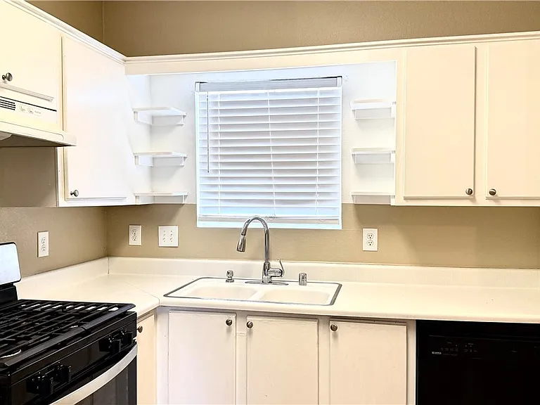 1900 N Torrey Pines Dr #203 — Photo 3