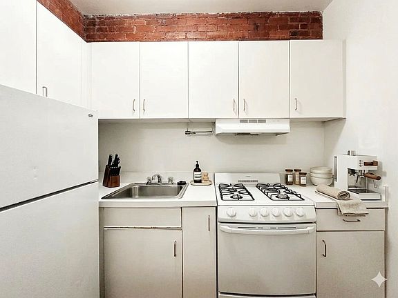 5th image of 146 E 39th St #1D*
