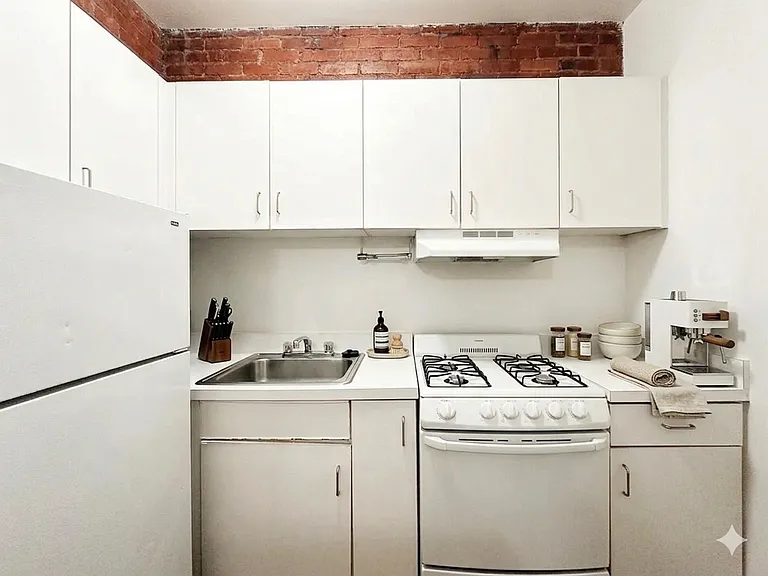 146 E 39th St #1D — Photo 5