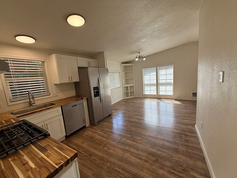 Spacious Dining Kitchen