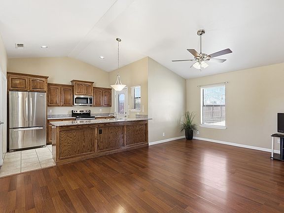4th image of 613 Apricot St
