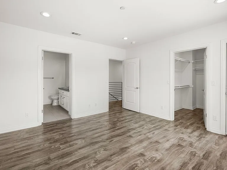 213 1/2 S Hoover St — Photo 10