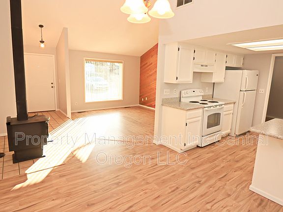 3rd image of 20894 Greenmont Dr