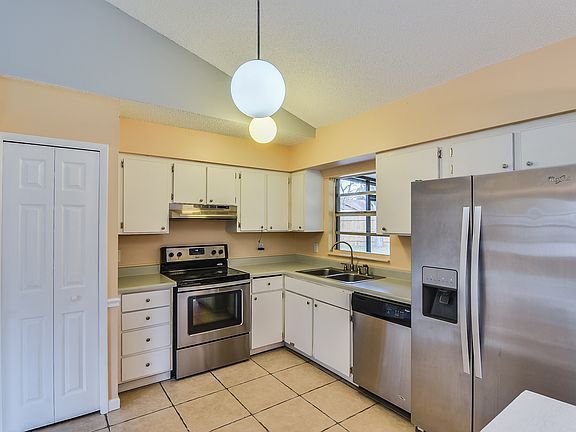 2nd image of 416 Holly Ct