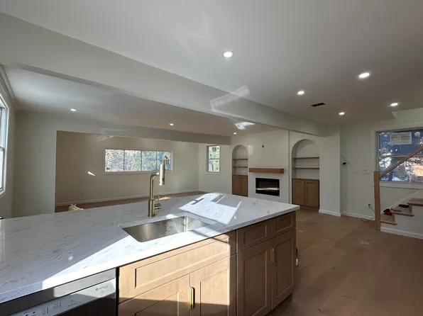 (undisclosed Address), Pt Washington, NY 11050