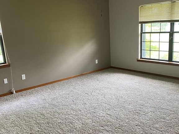 5th image of 902 Pellam Ave NE
