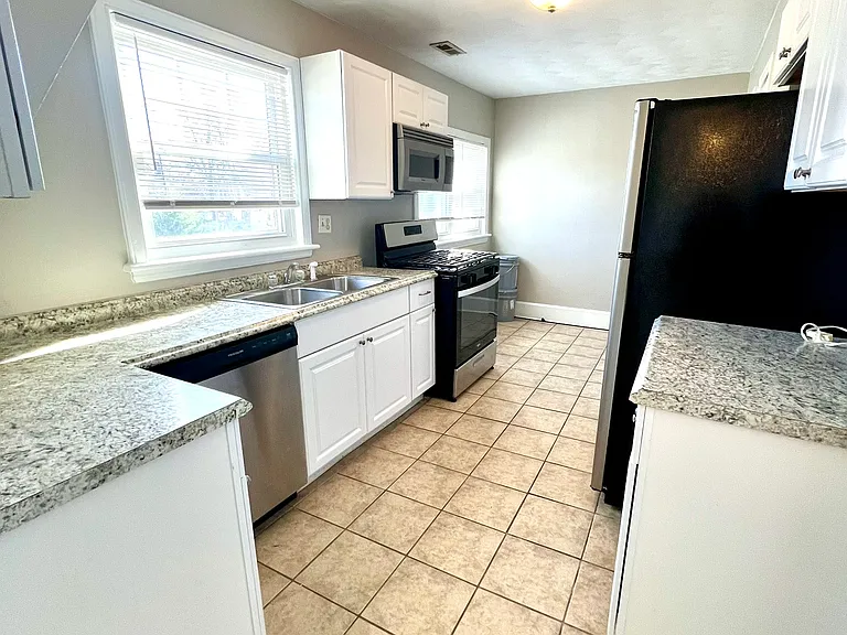 210 Pennsylvania Ave #2 — Photo 1