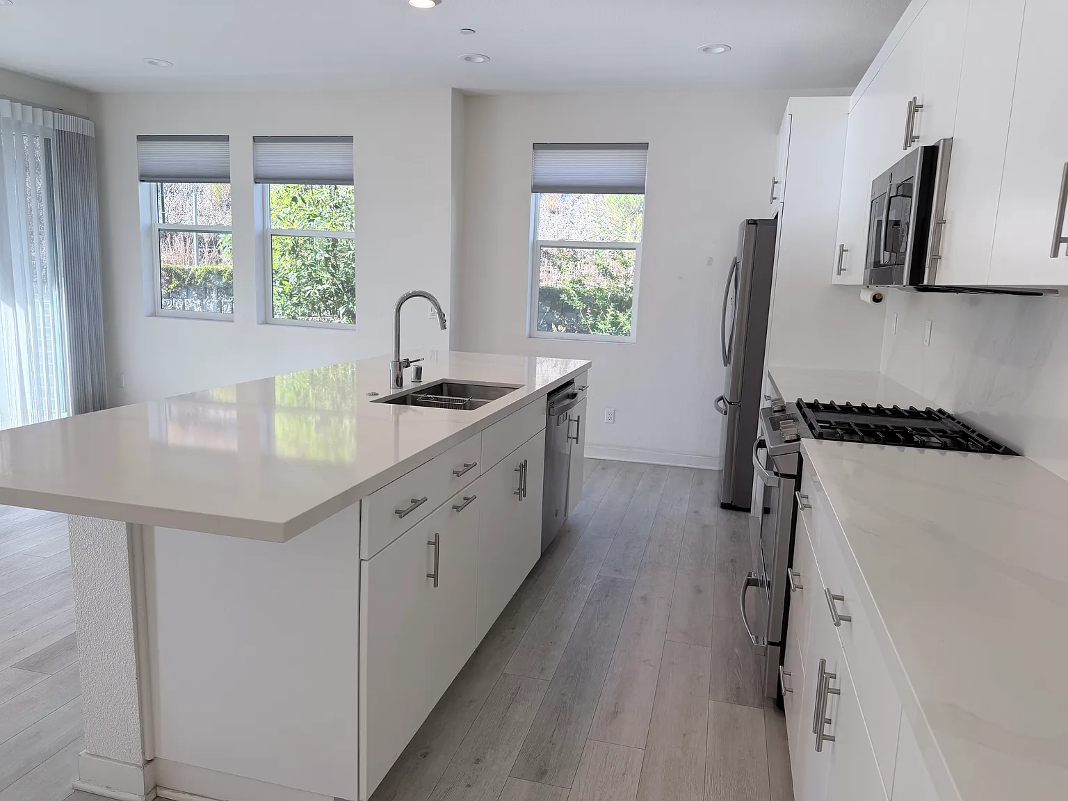3 bed, 2.5 bath, 1570 sqft, $5,600 — Photo 3