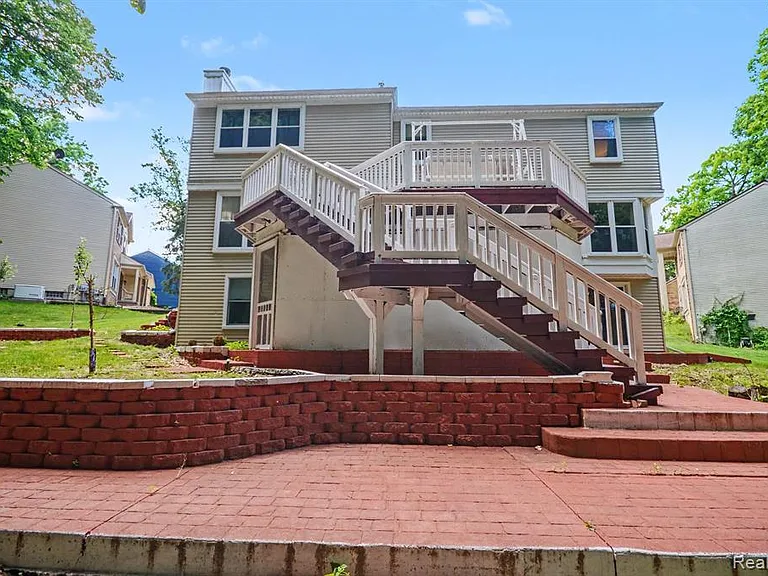 425 Thornridge Ct — Photo 31
