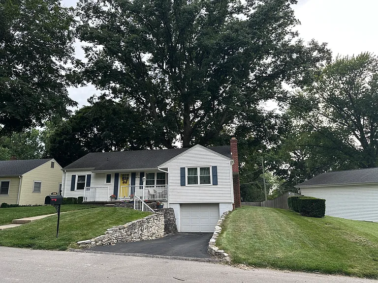 1040 Tulip Ln — Photo 2