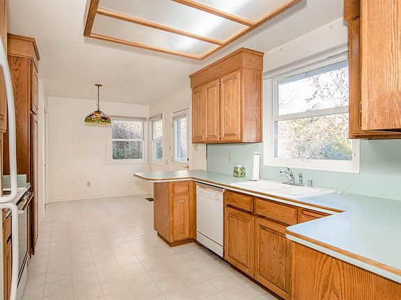 3rd image of 719 2nd St