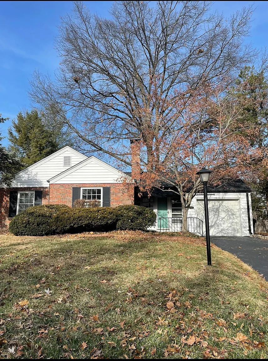 875 Victoria Pl photo 1