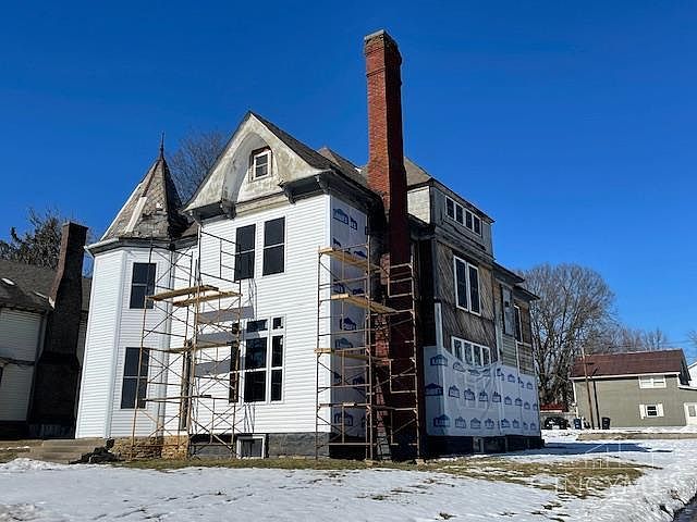 2nd image of 287 E Locust St