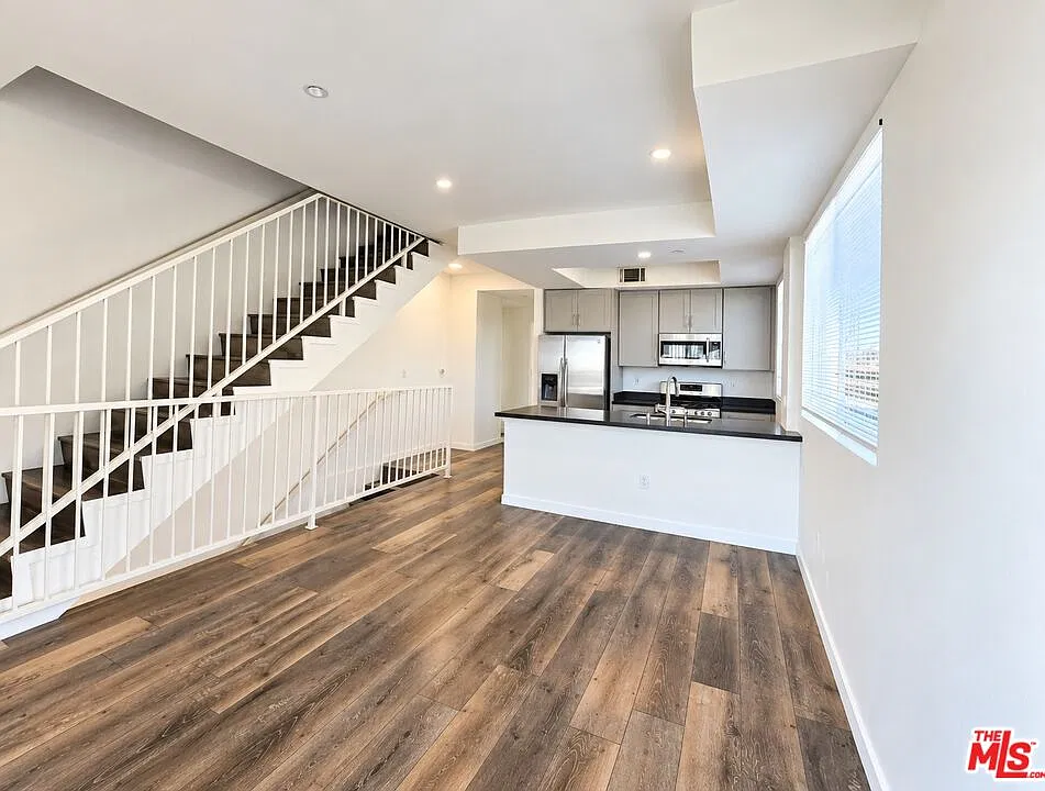 3 bed, 3.0 bath, 1254 sqft, $3,500 — Photo 3
