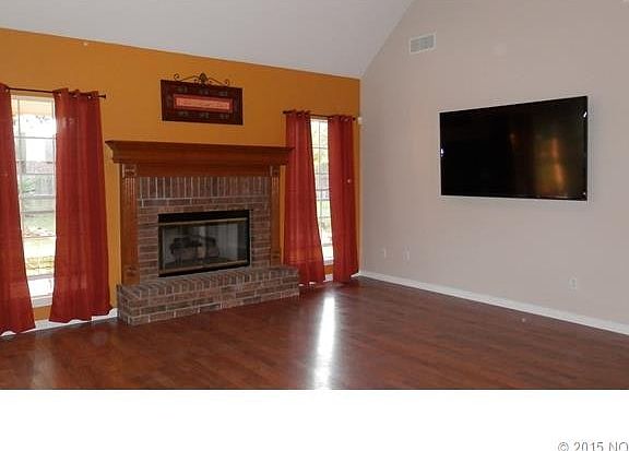 3rd image of 200 N Butternut Ave W