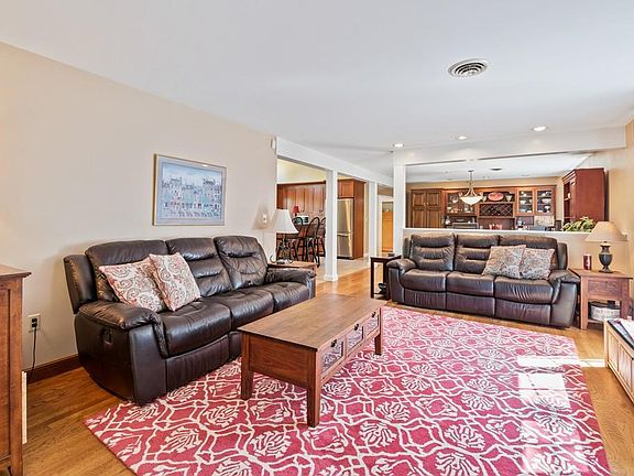 4th image of 40 Parkwood Dr