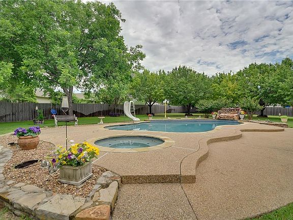 5th image of 204 Willow Creek Ct