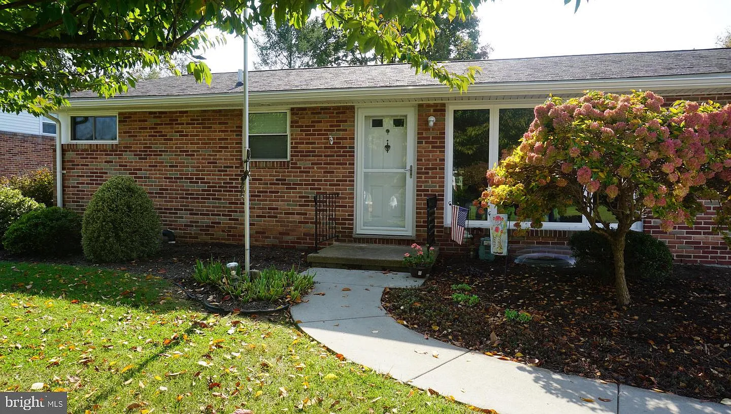 2434 Crystal Ln photo 1