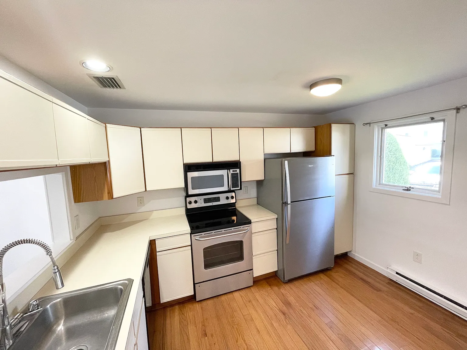 2 bed, 1.5 bath, 1168 sqft, $2,400 — Photo 4