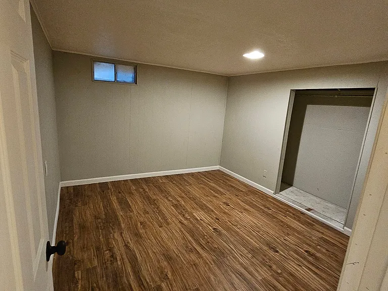 724 Troy Ave — Photo 13