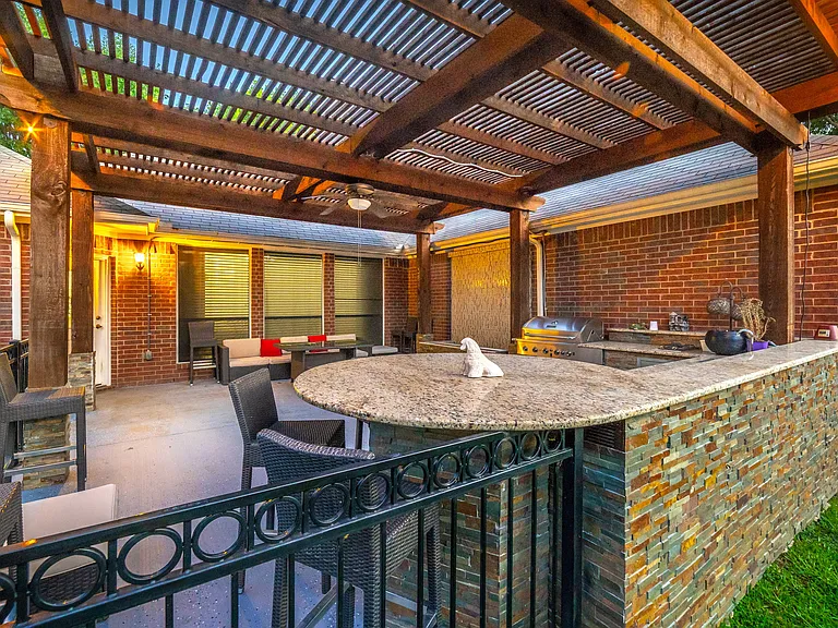 8412 Pioneer Dr — Photo 25