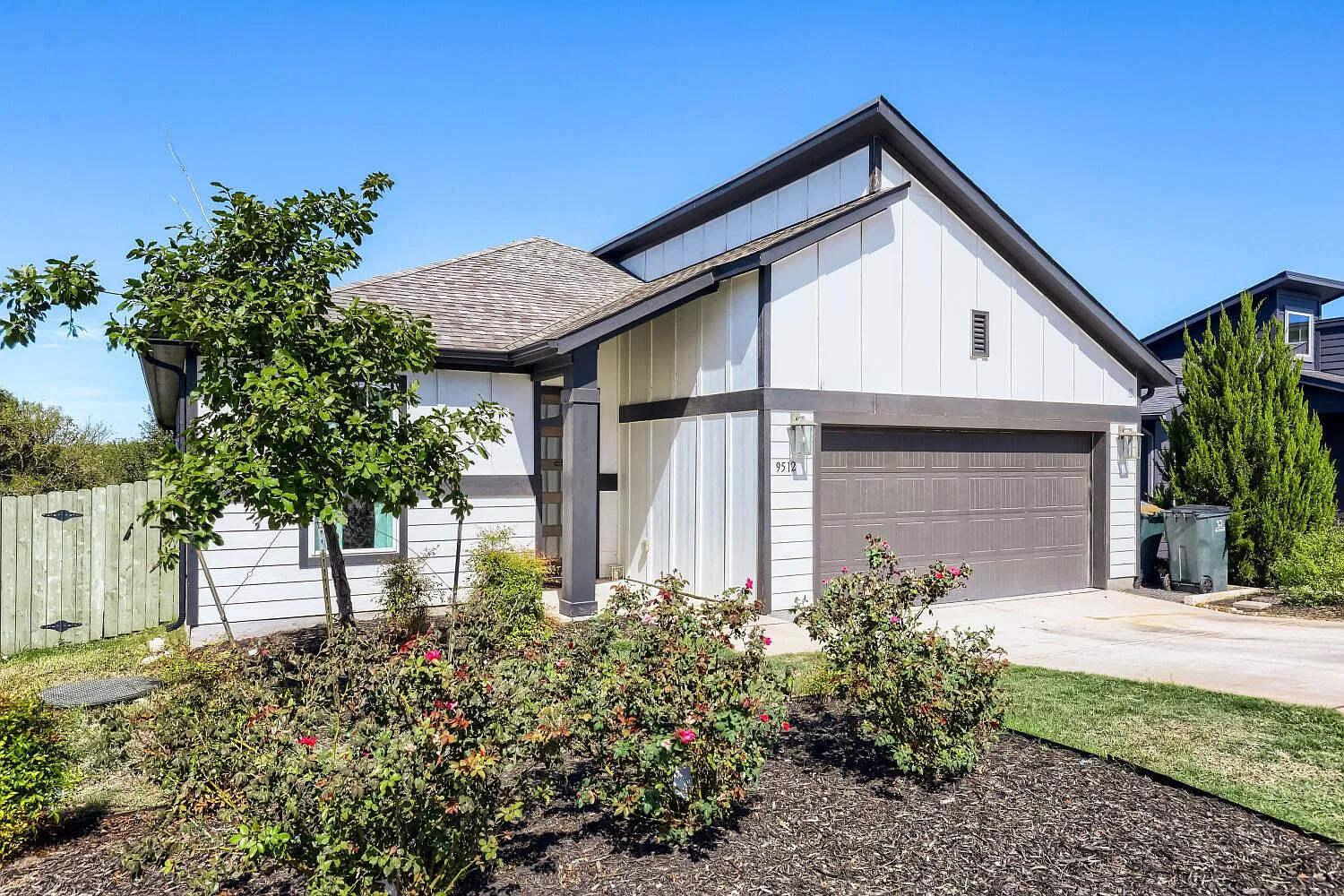 3 bed, 2.0 bath, 2050 sqft, $3,400 — Photo 4
