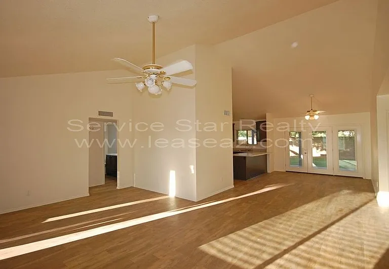 7247 S Alder Dr — Photo 2