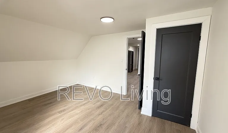 4585 Ryerson Cres #3 — Photo 6