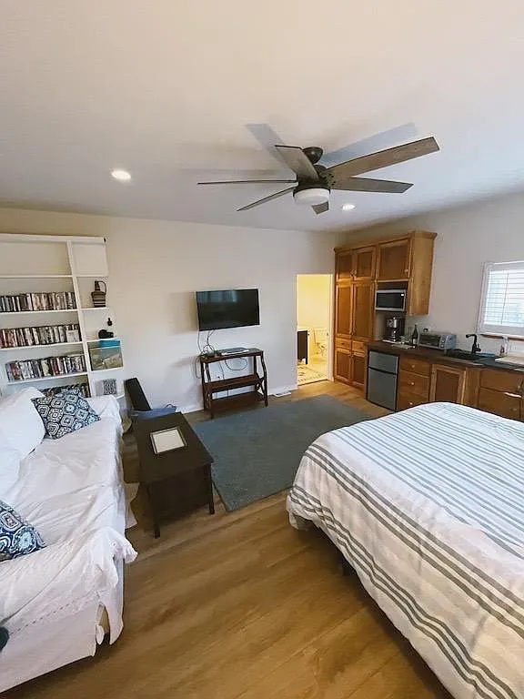 Studio, $2,295 — Photo 2