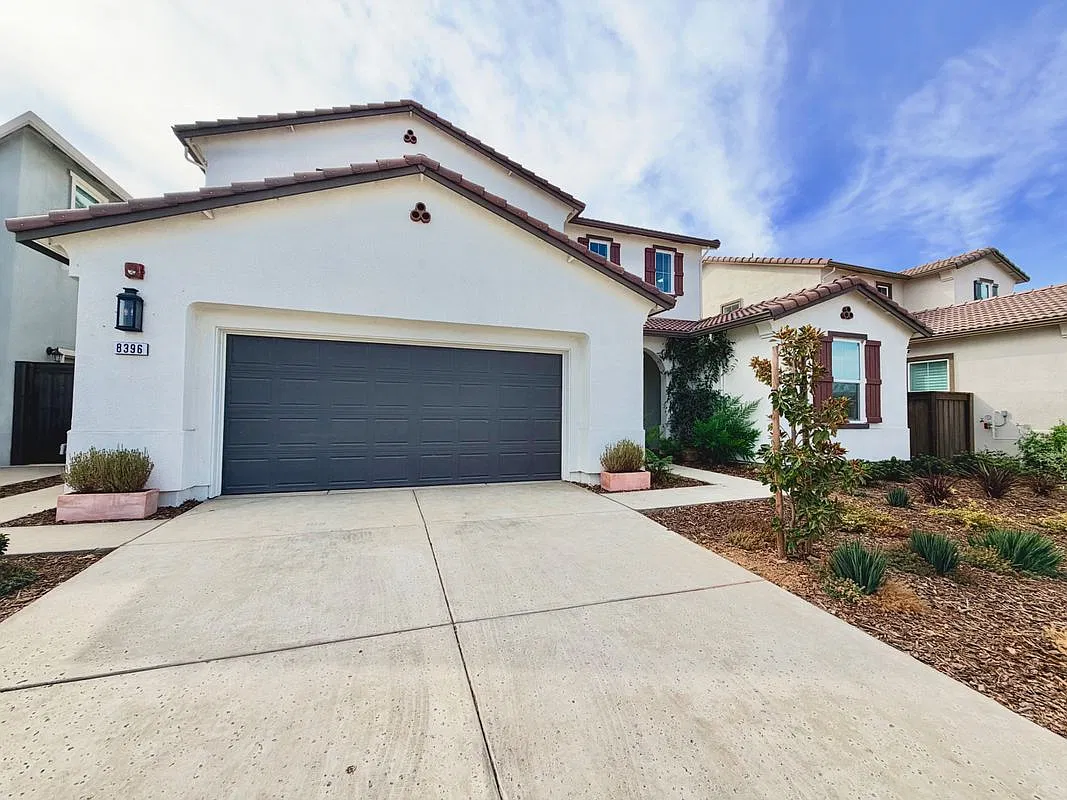 4 bed, 3.0 bath, 2576 sqft, $4,000 — Photo 3